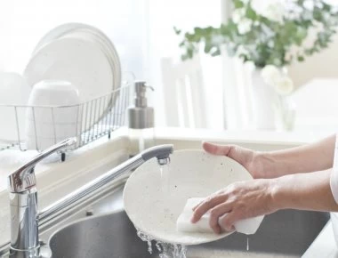 Τρία κόλπα για να πλένετε πιο γρήγορα τα πιάτα